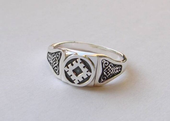 Amulet ring that attracts wealth