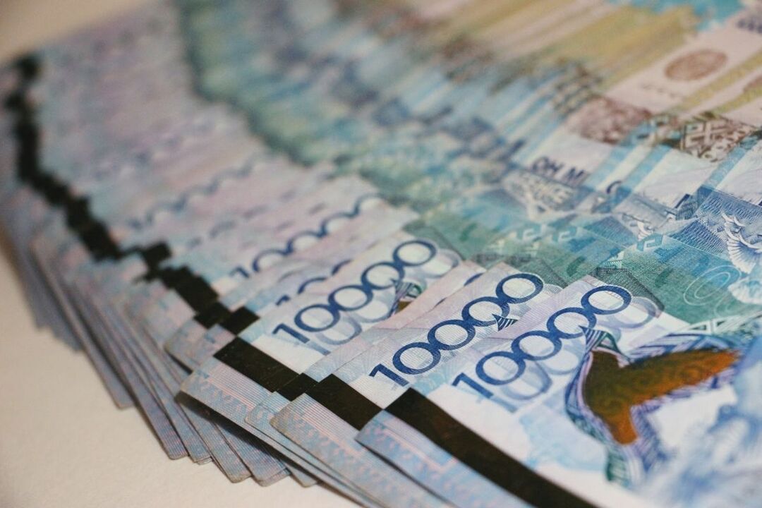 banknotes attracting money