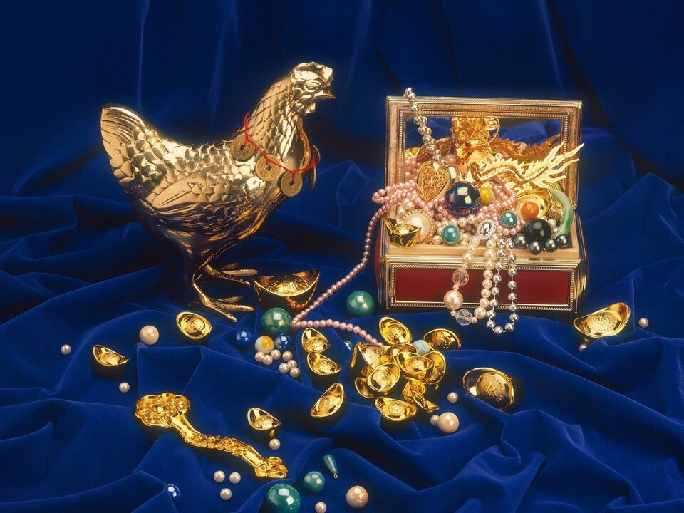 The golden rooster brings fortune