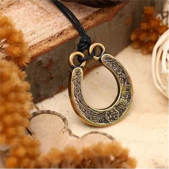 Esoteric formulas and symbols will help strengthen the Horseshoe Amulet