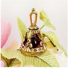 It is best to buy a bell amulet during the waxing moon period. 
